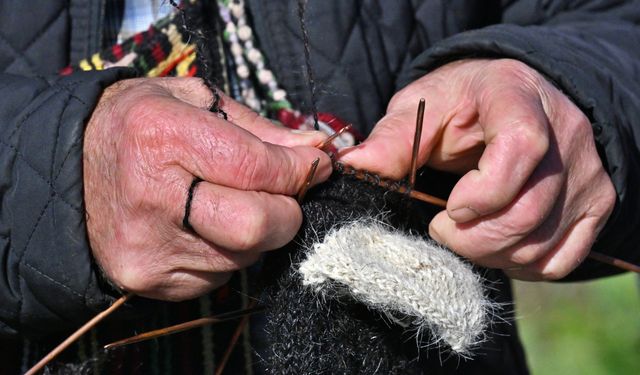 Keçi kılından 64 yıldır çorap örüyor