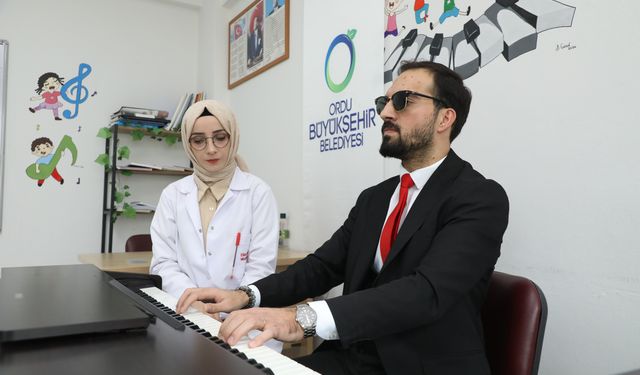Ordu'da görme engelli genç belediyenin düzenleği kursta piyano öğrendi