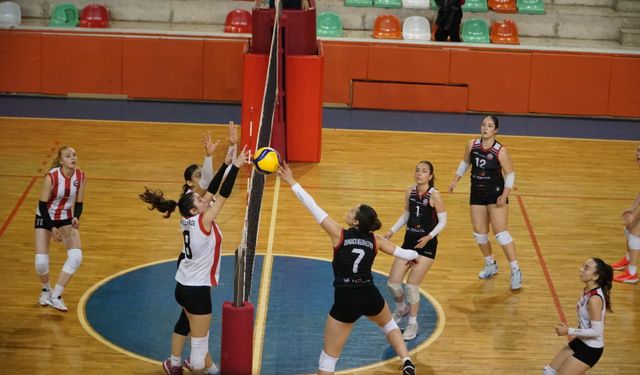 Osmancık Belediyespor Genç Kızlar Voleybol Takımı üst üste 8. kez şampiyon