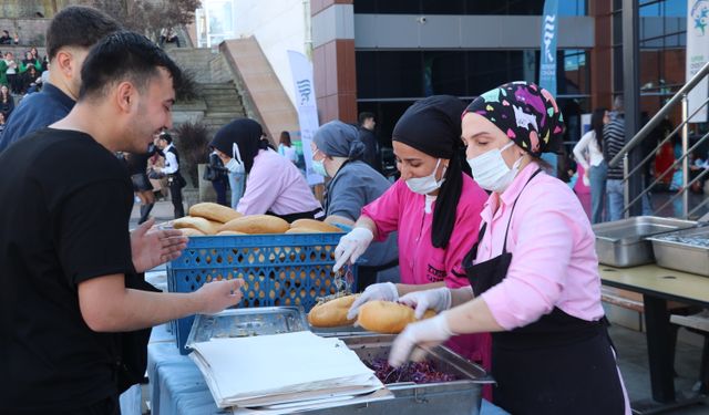 Recep Tayyip Erdoğan Üniversitesinde geleneksel hamsi şenliği düzenlendi