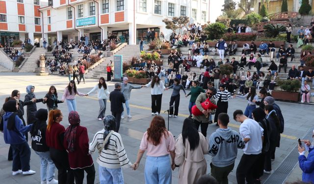 Rize'de üniversite öğrencileri vize sınavları öncesi tulum eşliğinde eğlendi