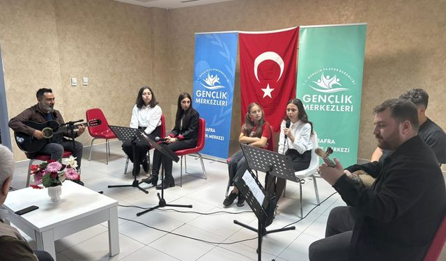 Samsun'da 75. Yıl Huzurevi sakinlerine şiir ve müzik dinletisi sunuldu