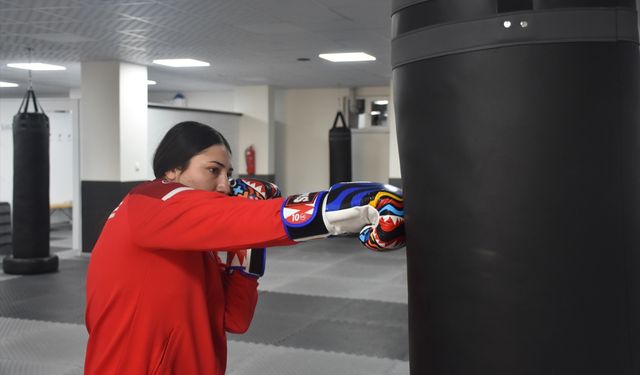Savate Combat Dünya Şampiyonası'nda dünya ikincisi olan Azizoğlu, yeni başarılar için çalışıyor