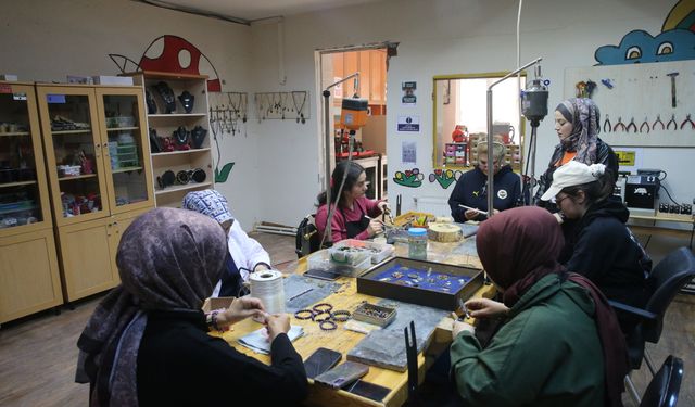 Tokat'ta doğal taşlar kadınların elinde hediyelik eşyaya dönüşüyor