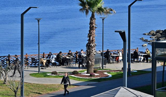 Trabzon'da güneşli havayı fırsat bilen vatandaşlar sahilde yürüyüş yaptı
