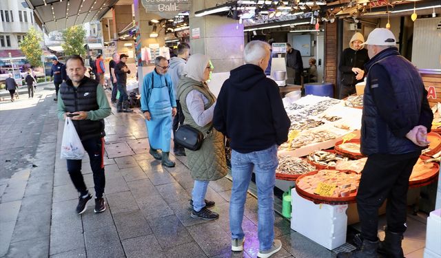 Trabzon'daki balıkçı tezgahlarında hamsi bolluğu devam ediyor