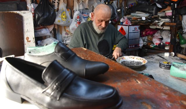 Trabzonlu usta 60 yıldır el emeğiyle deri ayakkabı imal ediyor