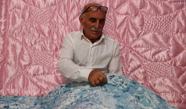 Trabzonlu yorgancı Mehmet usta, mesleğini 60 yıldır aynı dükkanda sürdürüyor