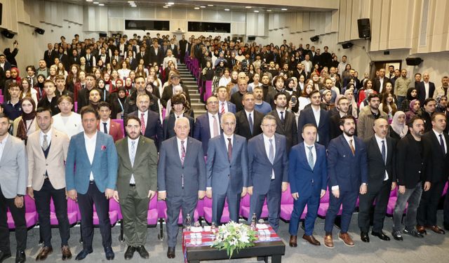 Ulaştırma ve Altyapı Bakanı Uraloğlu, Trabzon'da gençlerle bir araya geldi: