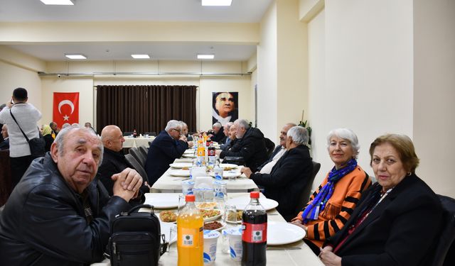 Vezirköprü'de emekli öğretmenler için yemek programı düzenlendi