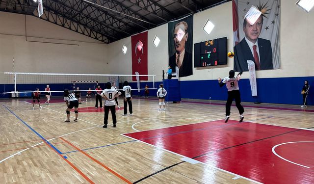 Vezirköprü'de Okul Sporları Genç Kızlar Voleybol turnuvası düzenlendi