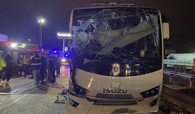 CEZAEVİ NAKİL ARACI KAZA YAPTI, 23 YARALI...