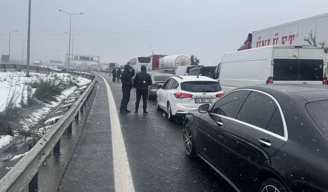 Anadolu Otoyolu Ankara istikameti makaslayan tır nedeniyle ulaşıma kapatıldı