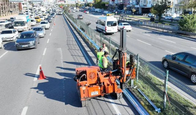 Antalya Gazi Bulvarı'nda otokorkuluk çalışması