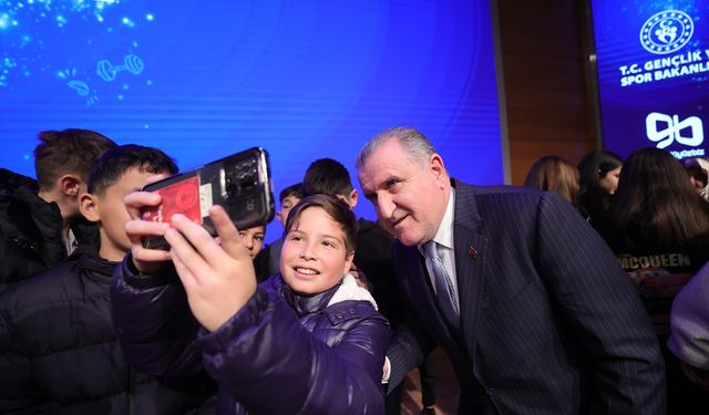 Bakan Bak, şampiyon sporcular ve anneleriyle buluştu