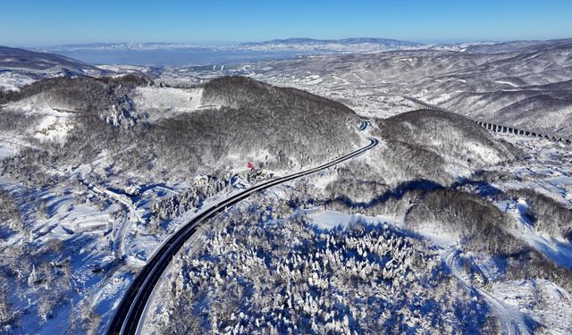 Bolu Dağı'nda kar yağışıyla oluşan manzara havadan görüntülendi