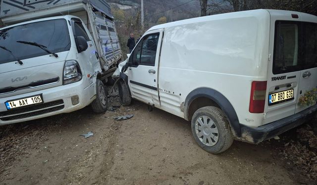 Bolu'da hafif ticari araçla kamyonetin çarpıştığı kazada 2 kişi yaralandı