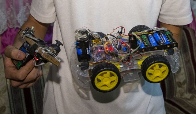 Bolu'da teknoloji meraklısı liseli genç ile köy imamı kumandalı mini araba üretti