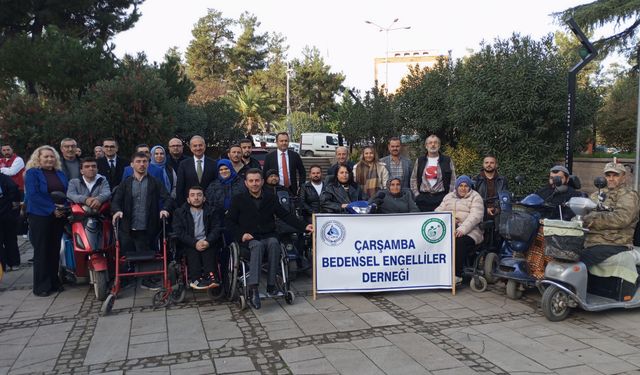 Çarşamba'da Dünya Engelliler Günü nedeniyle Atatürk Anıtı'na çelenk sunuldu