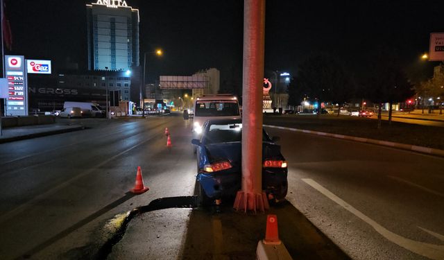 Çorum'da yön levhasının direğine çarpan otomobilin sürücüsü yaralandı
