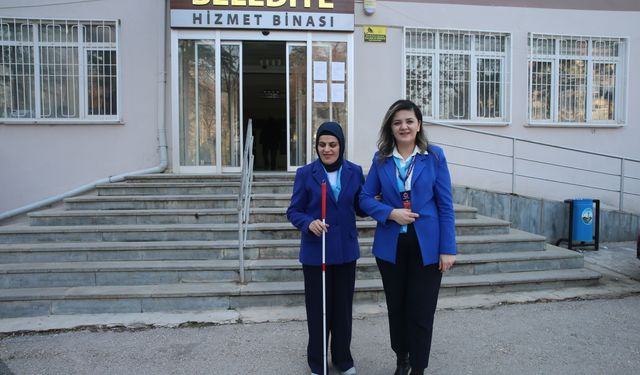 Doğuştan görme engelli Ebru'nun mesai arkadaşları 'gören gözleri' oldu