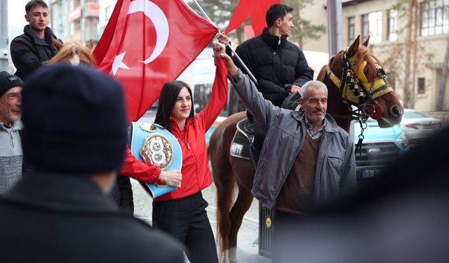 Dünya şampiyonu boksör Elif Nur Turhan, Bayburt'ta coşkuyla karşılandı
