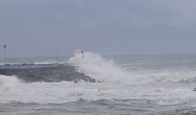 Düzce'de kuvvetli rüzgar nedeniyle dalga boyu yükseldi