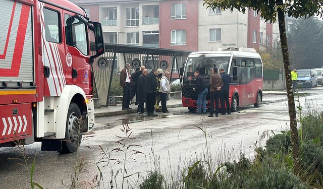Düzce'de midibüste çıkan yangına itfaiye ve vatandaşlar müdahale etti