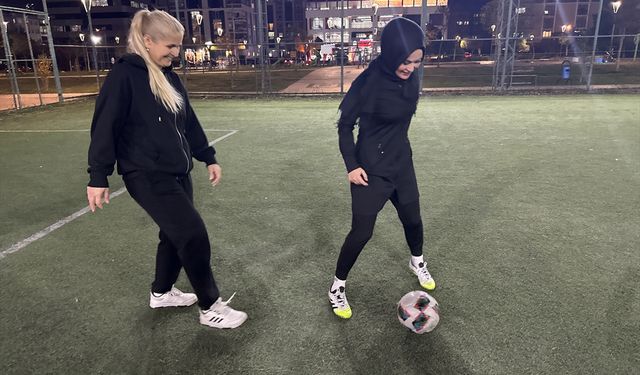 Farklı mesleklerden kadınlar her hafta halı sahada buluşuyor