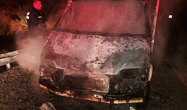 Gümüşhane'de seyir halindeki kamyonet yandı