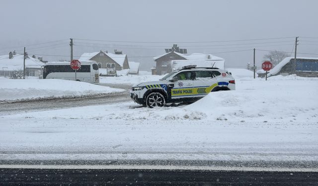 GÜNCELLEME - Bolu Dağı'nda kar yağışı nedeniyle ağır tonajlı araçların geçişine izin verilmiyor