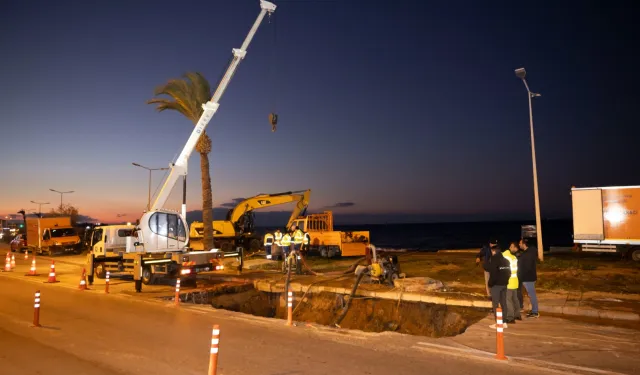 İZSU ekipleri Güzelbahçe-Narlıdere ana iletim hattındaki arızayı giderdi