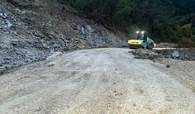 Kastamonu'da heyelan nedeniyle kapanan sahil yolu ulaşıma açıldı