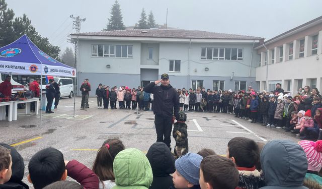Kastamonu'da jandarma ilkokul öğrencilerine eğitim verdi
