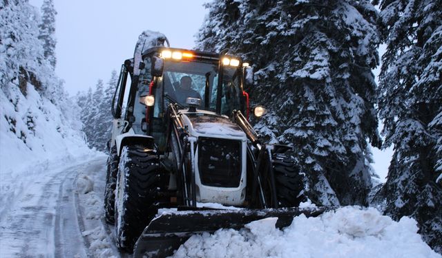 Kastamonu'da köy yolları karla mücadele ekiplerinin çalışmasıyla açılıyor