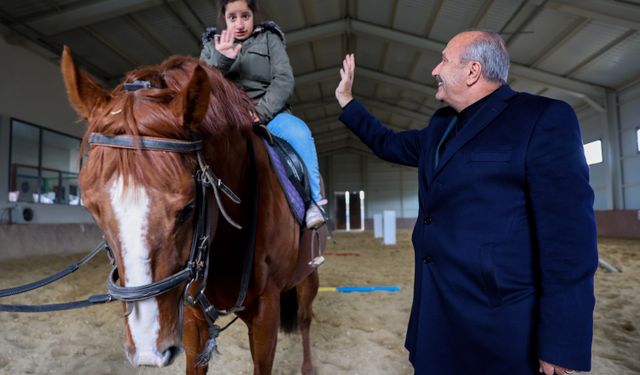 Kastamonu'da özel bireyler 'Sen De Gel' projesiyle atlı terapiye katıldı
