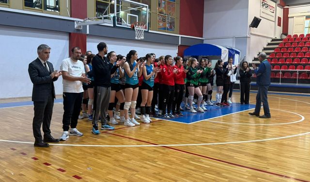 Köprülü Mehmet Paşa Anadolu Lisesi voleybol takımı Samsun birincisi oldu