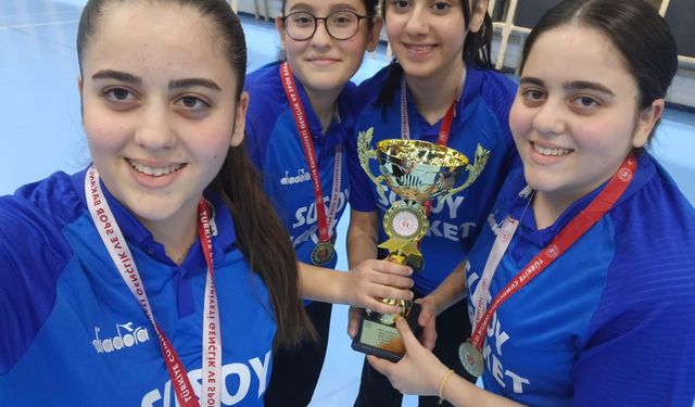 Salıpazarı Anadolu Lisesinin kız masa tenisi takımı il birincisi oldu