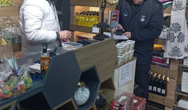 Taşköprü'de zabıtadan yılbaşı öncesi kuruyemişçilere denetim