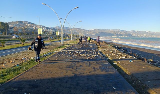 Trabzon'da fırtınada sahile vuran atıklar temizlendi