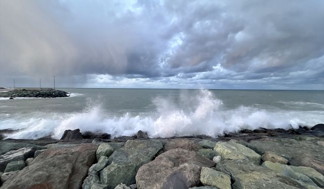 Trabzon'da kuvvetli rüzgar hayatı olumsuz etkiledi