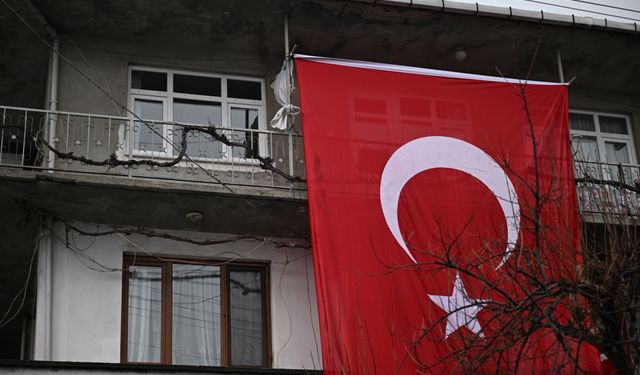 Yalova'da şehit olan polis memuru Turgut Külünk'ün Düzce'deki babaevine Türk bayrağı asıldı