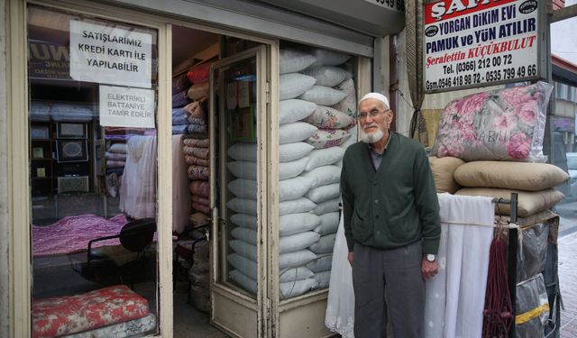 Yorgancı Şerafettin dede 72 yıldır iğnesini elinden bırakmıyor