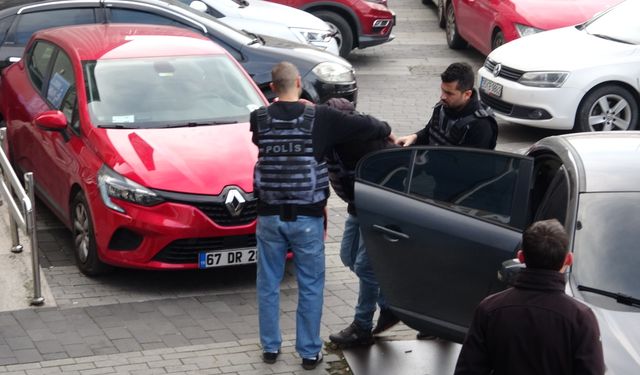 AKRABASINI BIÇAKLAYARAK ÖLDÜRMÜŞTÜ...