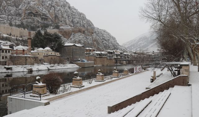 Amasya'da karın ardından caddeler beyaza büründü