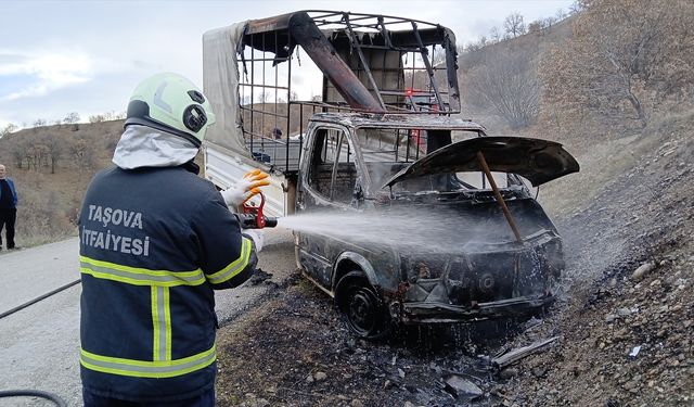 Amasya'da seyir halindeyken yangın çıkan kamyonet kullanılamaz hale geldi