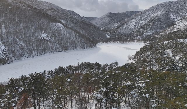 Amasya'daki Boraboy Gölü'nün yüzeyi buzla kaplandı