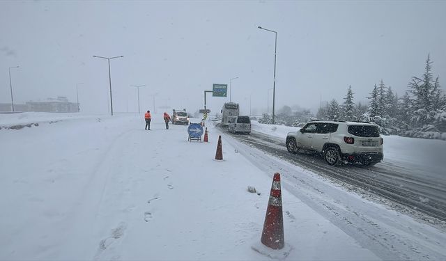 Anadolu Otoyolu Bolu kesimi İstanbul istikameti, makaslayan tır nedeniyle ulaşıma kapatıldı