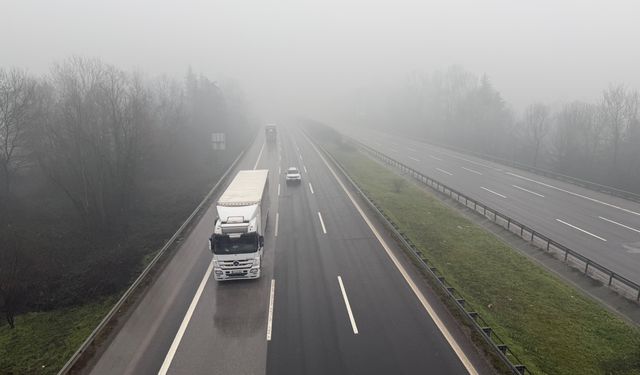Anadolu Otoyolu'nun Düzce kesiminde sis hakim oldu