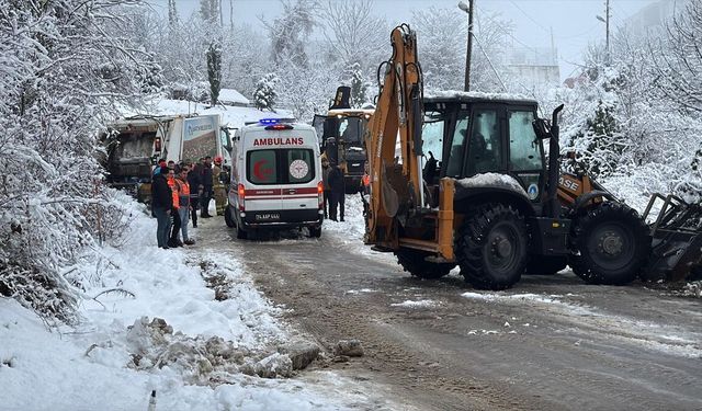 İŞÇİ ÇÖP KAMYONUNA SIKIŞTI